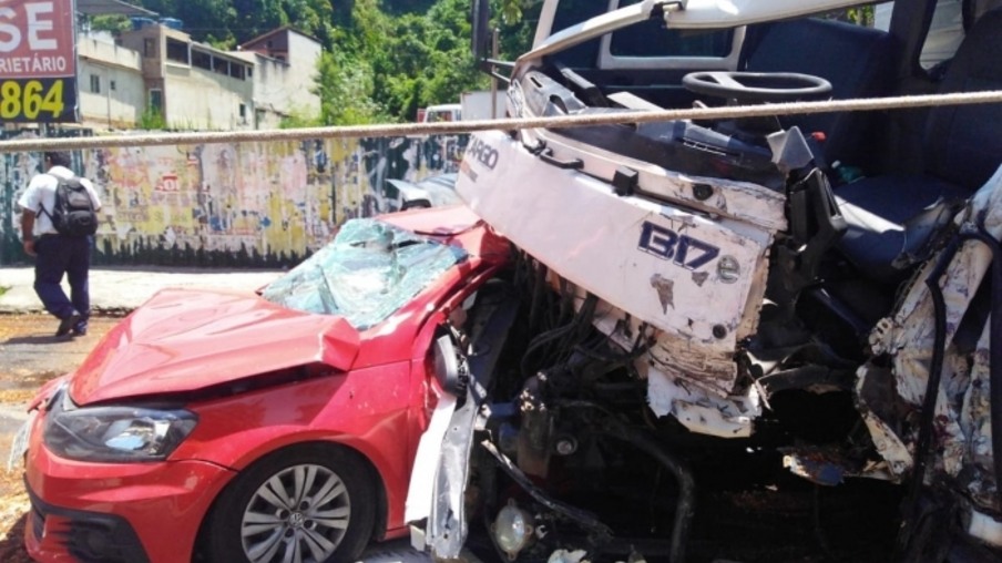 Vídeo: Acidente envolve mais de 10 veículos em Niterói