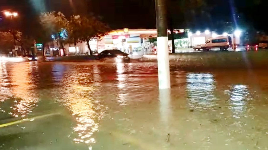 Vídeo: Chuva causa transtornos em Niterói