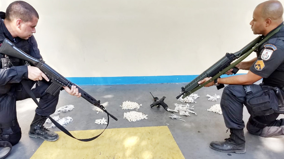 Arma, munições e drogas apreendidas no Morro do Estado
