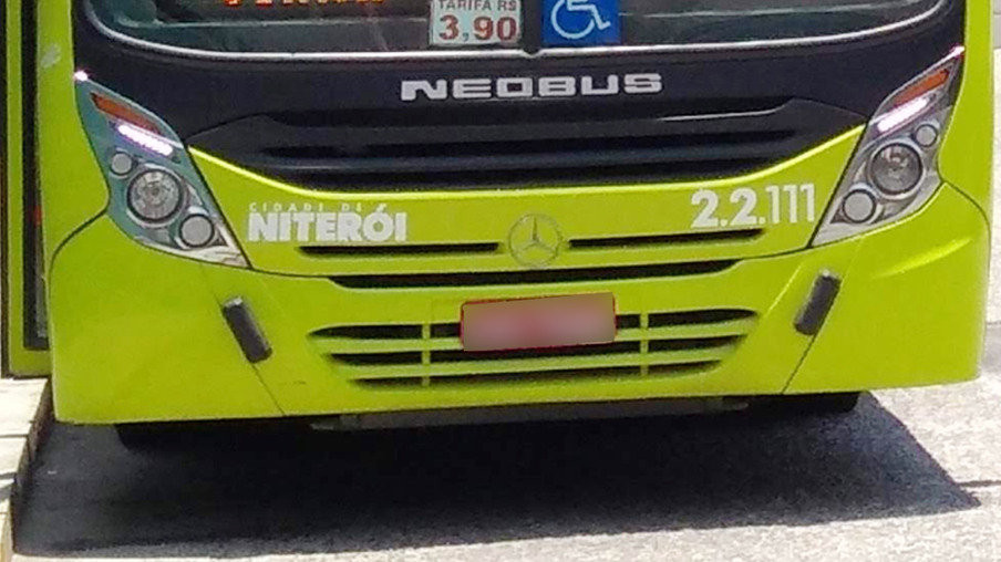 Idoso morre após cair de um ônibus em Niterói