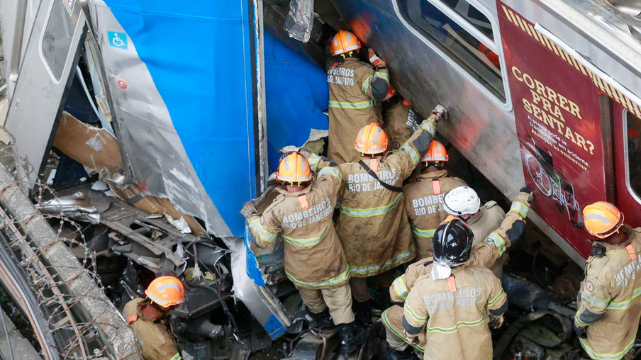 Resgate de maquinista ferido em colisão de trens no Rio segue há seis horas