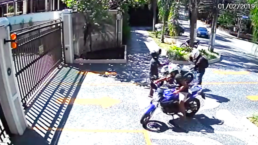 Câmera registra roubo de moto em Niterói