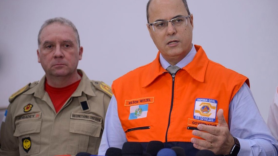 O governado do Rio de Janeiro, Wilson Witzel, fala à imprensa sobre as fortes chuvas no estado, durante coletiva no Centro Integrado de Comando e Controle, na Cidade Nova.
