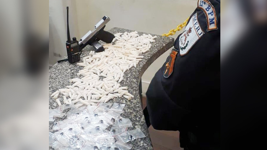 Polícia apreende arma, munições e drogas no Fonseca
