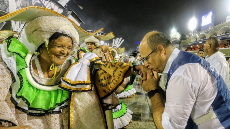 Governador assiste aos desfiles na Sapucaí