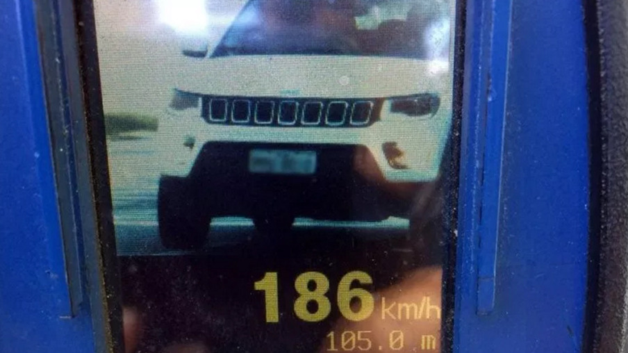 Carro é flagrado a mais de 180 km/h em fiscalização na BR-101