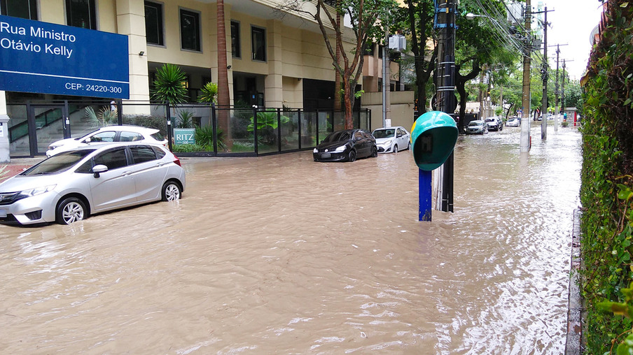 Vídeo: Chuva mais uma vez transforma ruas de Niterói em rios