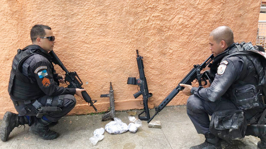 Vídeo: Polícia apreende armamento de guerra em Niterói
