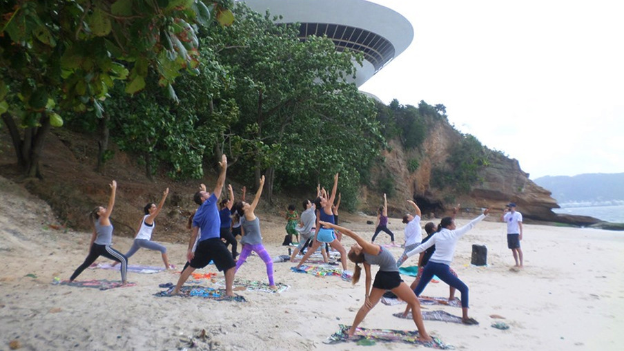 Yoga na Praia de julho acontece neste domingo em Niterói