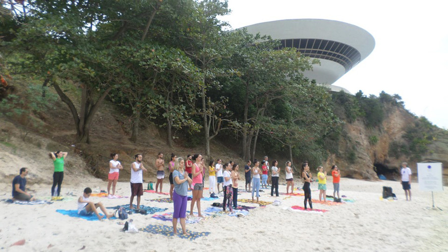Yoga na Praia acontece neste domingo em Niterói