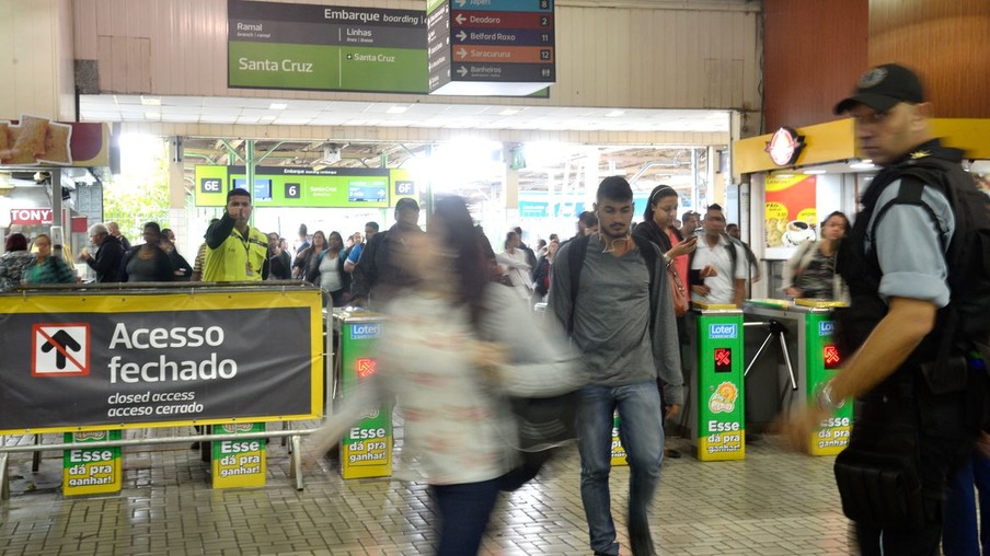 Rio de Janeiro - Movimentação de passageiros na estação de trem da Central do Brasil (Tânia Rêgo/Agência Brasil)