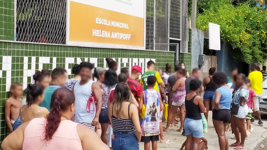 Aglomeração de pessoas na distribuição de cestas básicas da Prefeitura de Niterói
