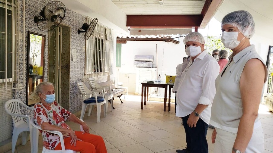 Dona Clice Carvalho, primeira idosa a receber a vacina em Niterói