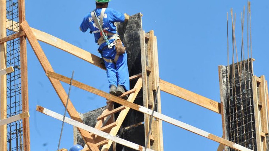 Confiança na construção civil recua depois de seis altas, diz FGV