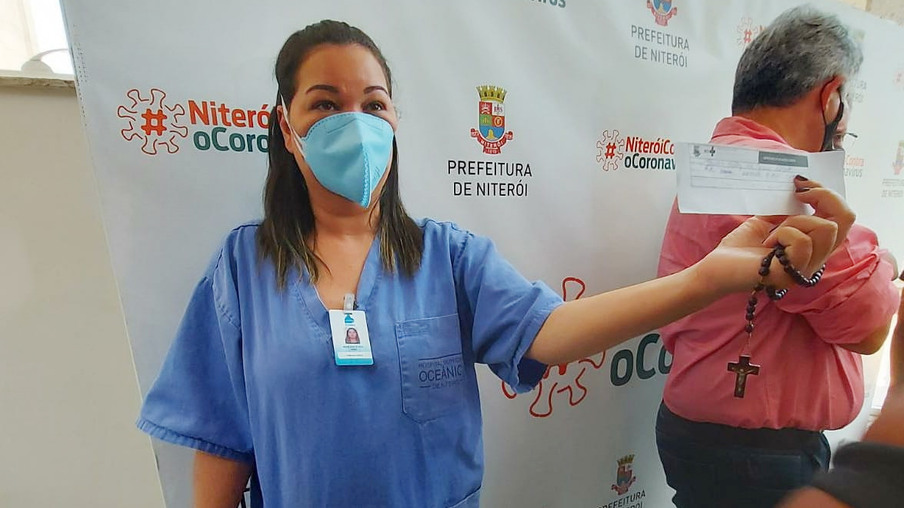 Confira o vídeo da primeira profissional de saúde a receber a vacina em Niterói