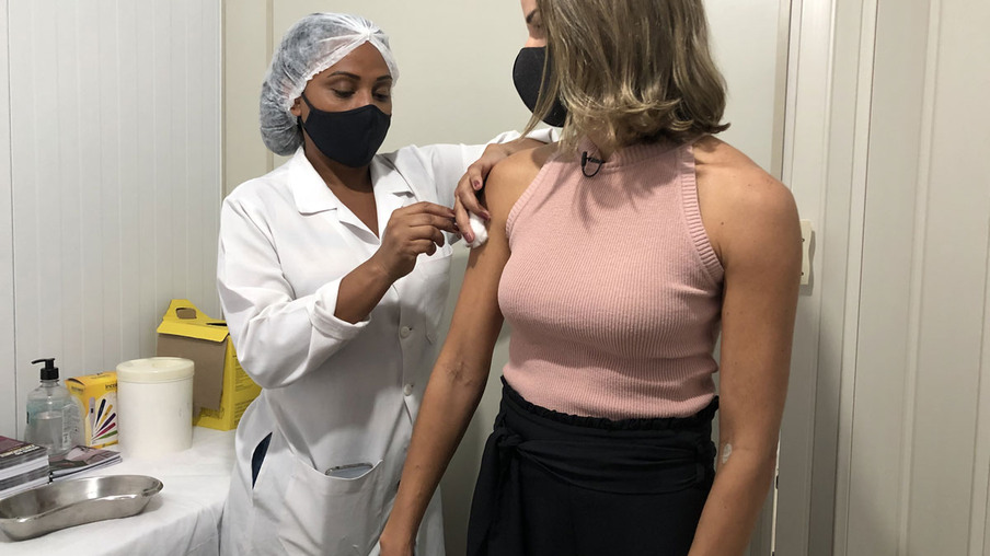 Voluntários em testes da CoronaVac em Niterói começam a descobrir se tomaram vacina ou placebo