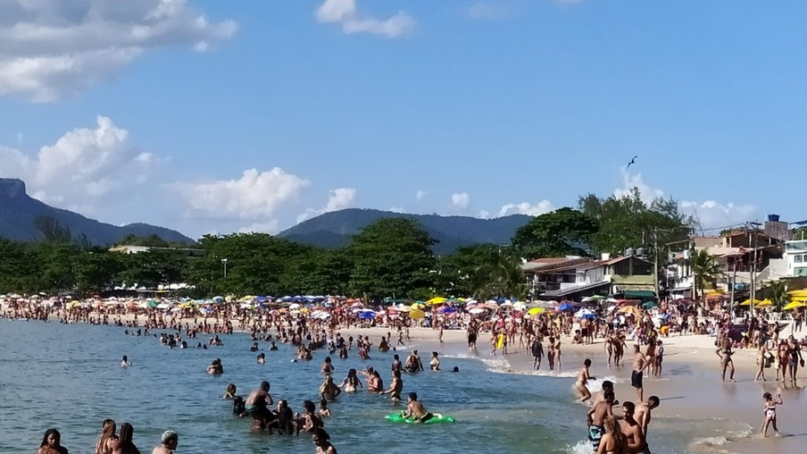 Barreiras da prefeitura não conseguem impedir banhistas neste sábado de sol em Niterói