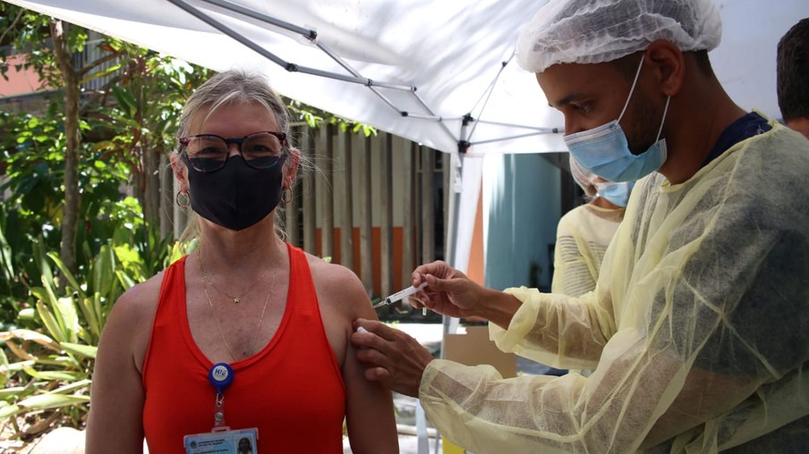 Niterói começa vacinação contra Covid-19 em profissionais de saúde autônomos com mais de 60 anos