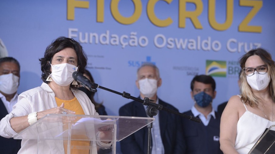 A presidente da Fiocruz, Nísia Trindade durante evento que marcou a liberação das vacinas de Oxford/AstraZeneca para serem entregues ao Ministério da Saúde e distribuídas no Brasil.