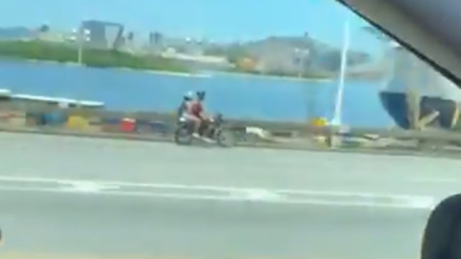 Moto é flagrada andando na contramão na Ponte Rio-Niterói