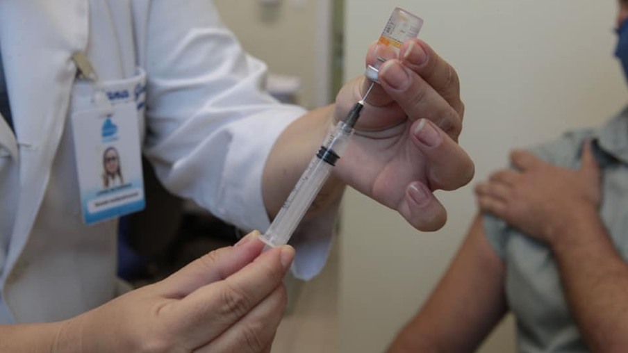 Prefeitura anuncia agendamento para a vacinação de idosos acamados a partir de 88 anos
