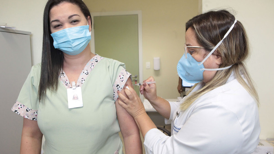 Niterói amplia locais de vacinação e abre posto drive-thru para idosos