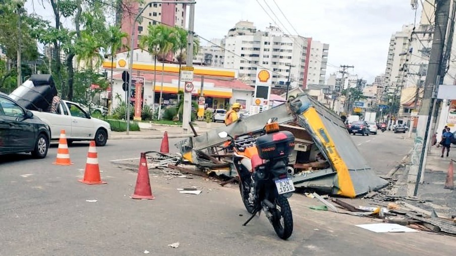 Banca de jornal que estava sendo transportada cai de caminhão em Niterói