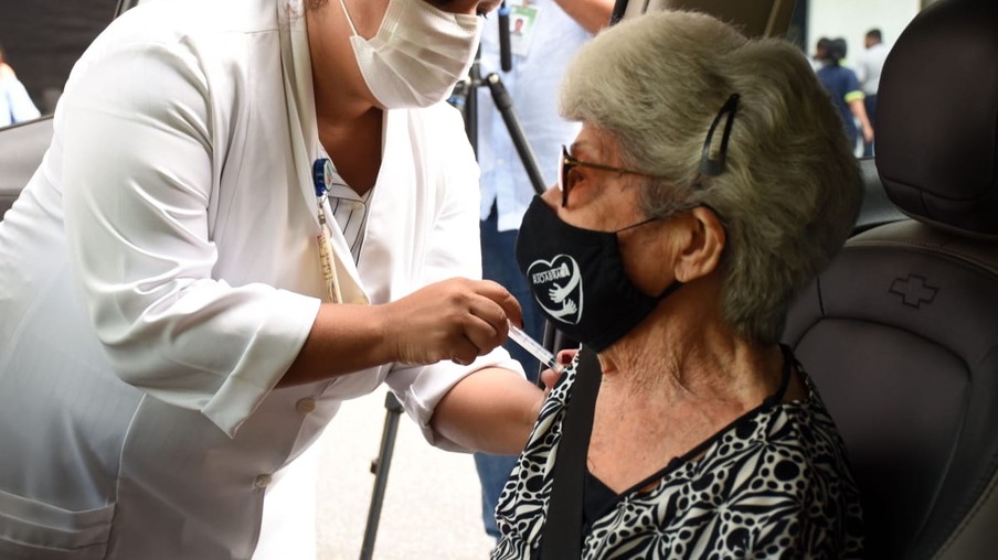 UERJ inicia vacinação de idosos contra a Covid-19