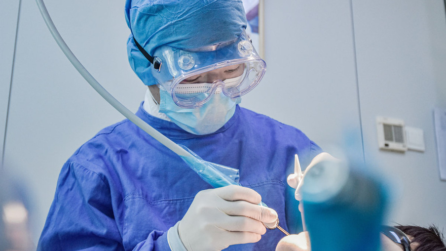 Pesquisa da UFF avalia a eficácia de jalecos cirúrgicos na proteção dos dentistas contra a COVID-19