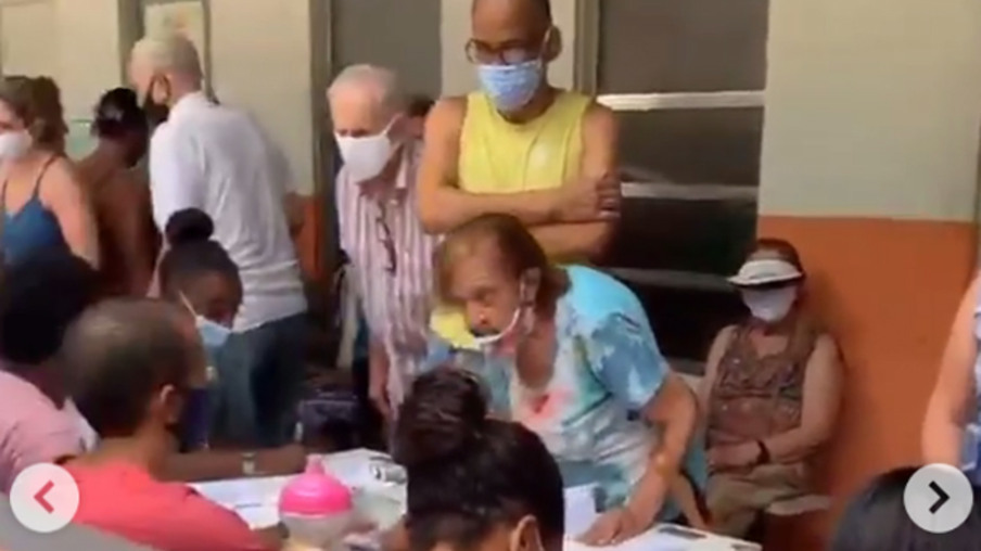Moradora mostra como foi a vacinação da sua avó no Vital Brazil