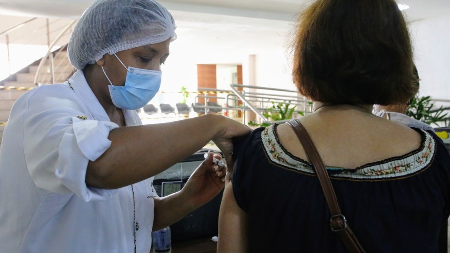 Primeira dose da vacinação suspensa em Niterói