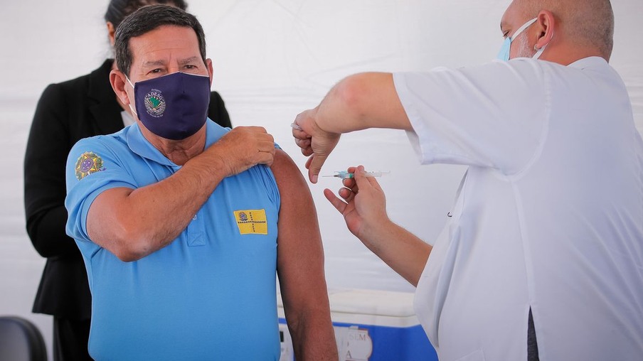 (Brasília-DF, 29/03/2021) Vice-Presidente da República, Hamilton Mourão, durante Vacinação contra a COVID-19