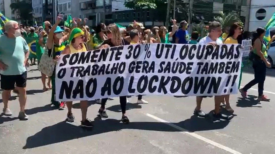 Ato em Icaraí reúne centenas de manifestantes