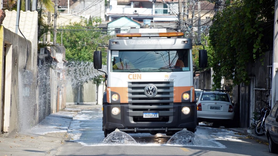Companhia de Limpeza segue sanitizando as ruas de Niterói
