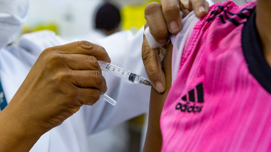 Governo do RJ distribui vacinas contra gripe e Covid-19