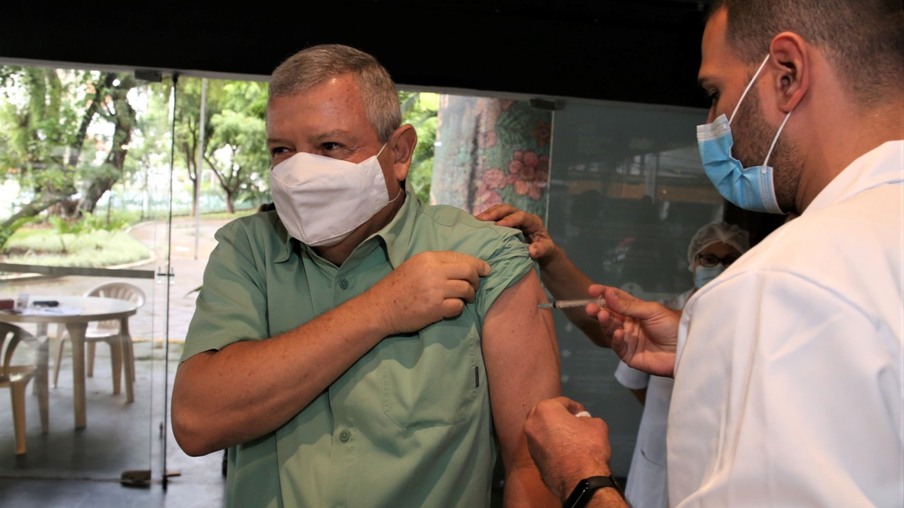 Prefeito Axel Grael toma a primeira dose da vacina contra a Covid-19