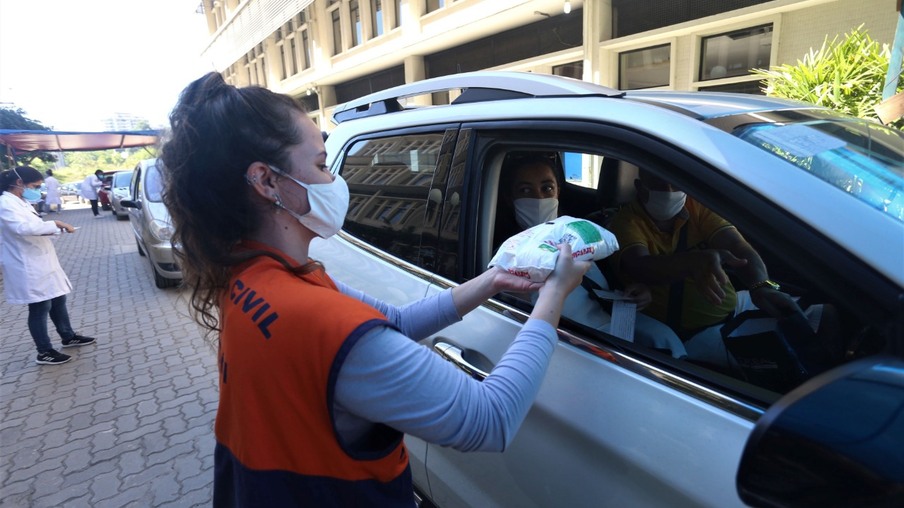 Niterói Solidária segue arrecadando alimentos e itens de higiene e limpeza nos postos de vacinação