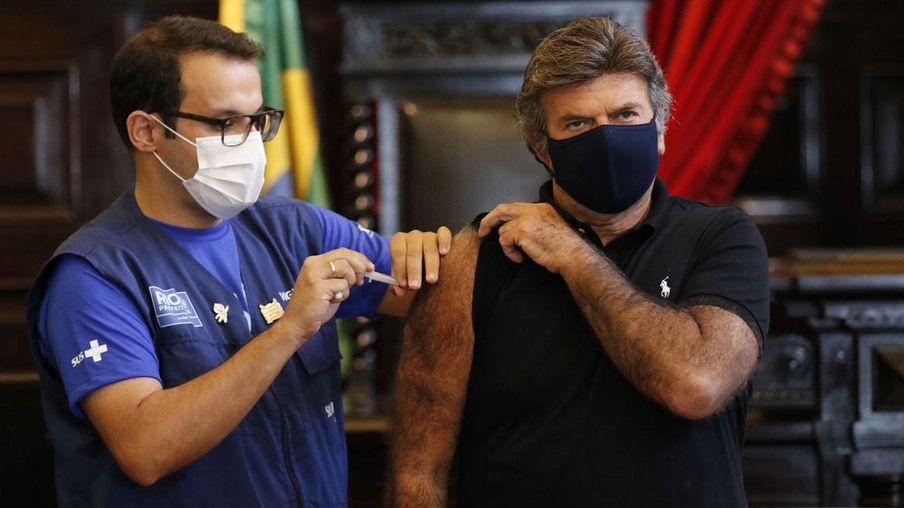 Rio de Janeiro - O presidente do Supremo Tribunal Federal (STF), Ministro Luiz Fux, é vacinado contra a Covid-19 no Museu da Justiça, no Centro. (Fernando Frazão/Agência Brasil)