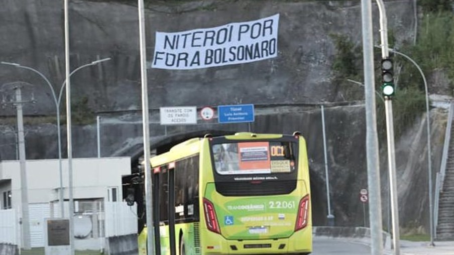 Manifestantes protestam contra Bolsonaro em Niterói