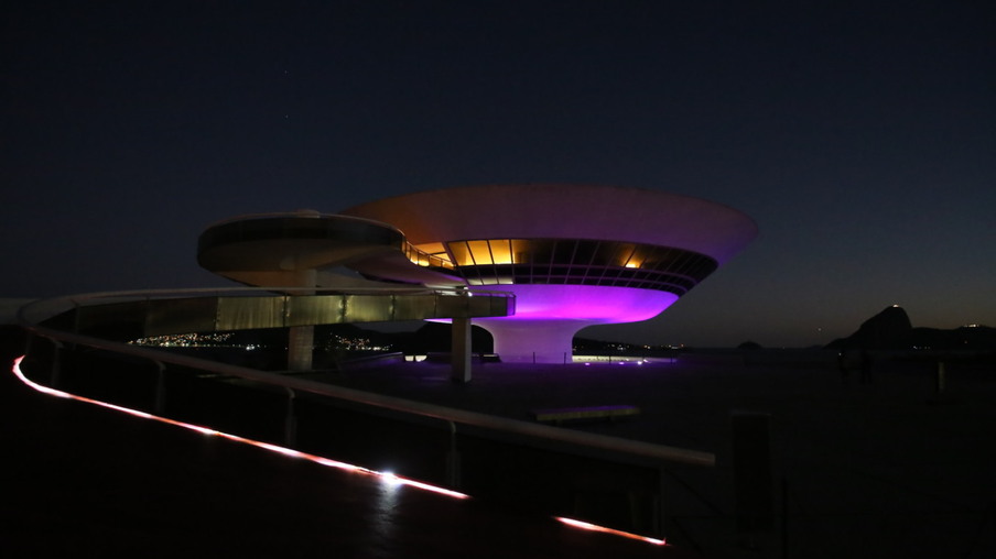 MAC Niterói recebe iluminação roxa em campanha de apoio aos portadores de Lúpus