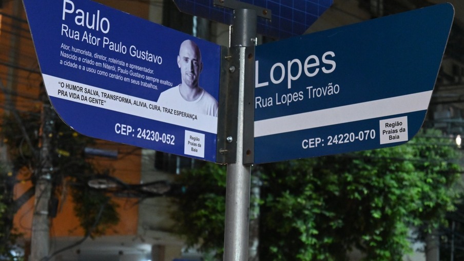 Novas placas são instaladas na Rua Ator Paulo Gustavo