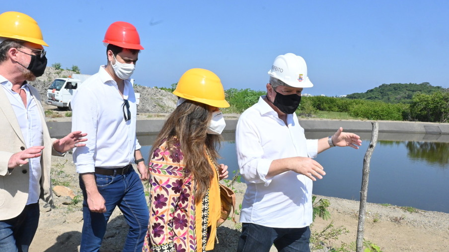 Axel Grael recebe a família Sirkis nas obras do Parque Orla Piratininga