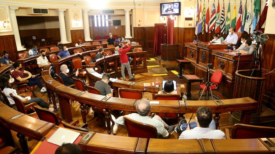 Câmara de Niterói promove debate sobre cortes e risco de fechamento da UFF