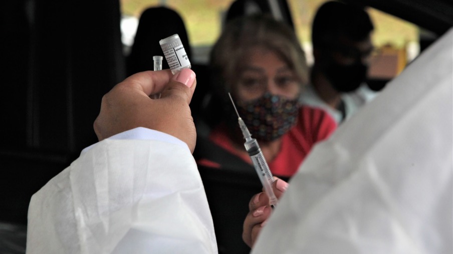 Niterói antecipa vacinação contra a Covid-19 para população geral, profissionais de educação básica e superior