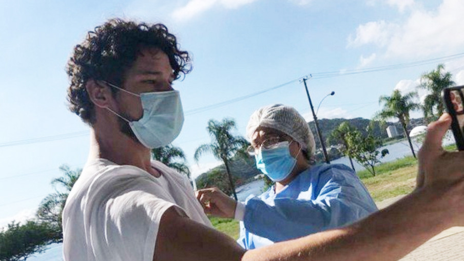 José Loreto toma primeira dose da vacina em Niterói