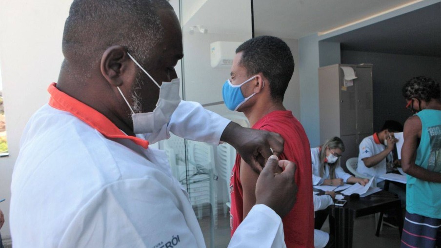 Covid-19: Mais de 40% da população já recebeu ao menos uma dose da vacina em Niterói 