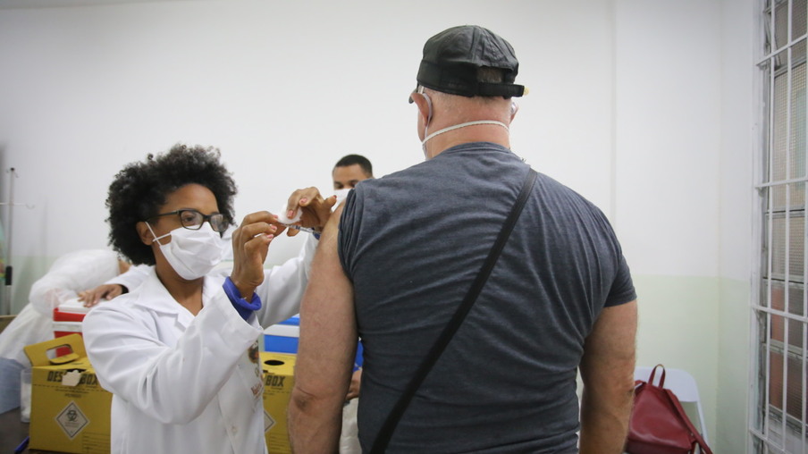 Enquanto o Rio termina junho vacinando pessoas de 47 anos, Niterói encerrará o mês vacinando pessoas de 42 anos