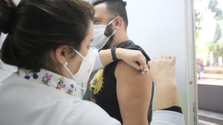 4.302 pessoas em Niterói estão com a segunda dose da vacina contra a Covid-19 em atraso