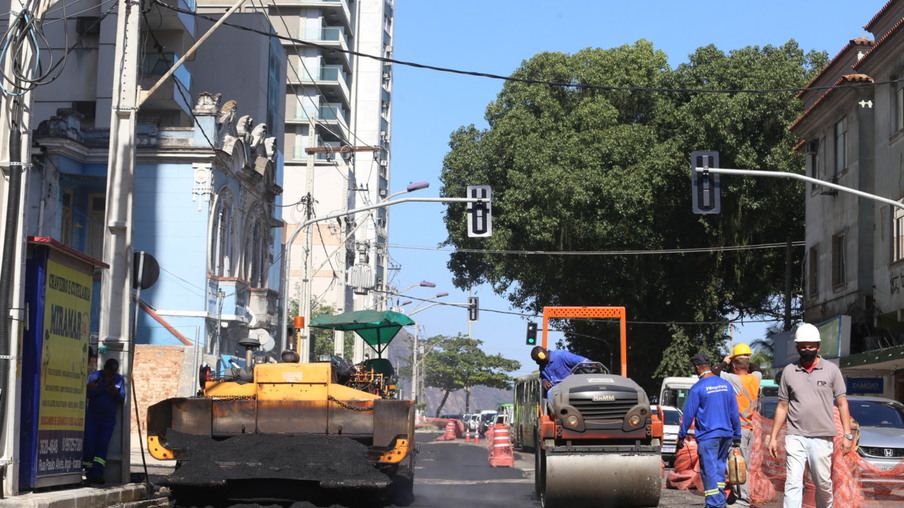 Rua Paulo Alves, no Ingá, começa a receber asfalto novo