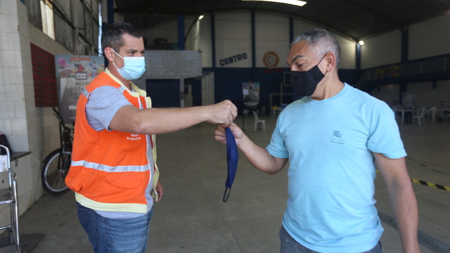 Prefeitura de Niterói distribui máscaras no Fonseca, Largo da Batalha e Região Oceânica